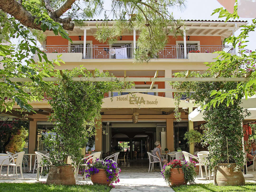 Een foto van de buitenkant van Hotel Eva Beach