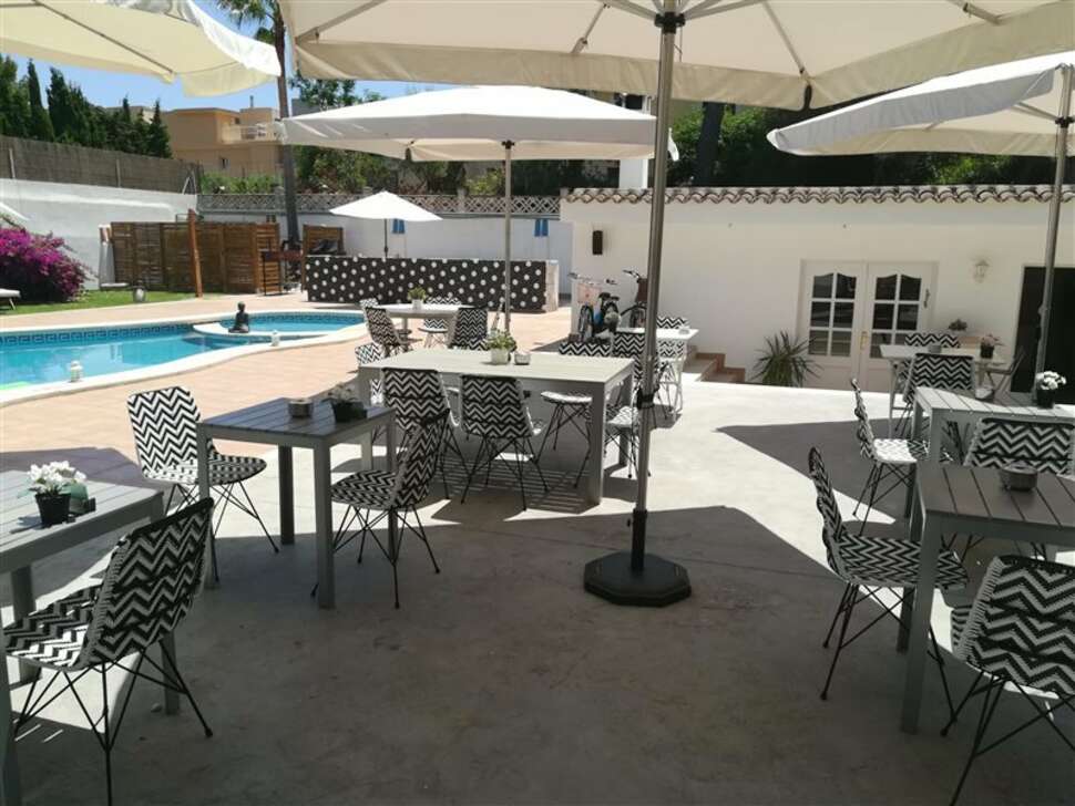 Een foto van het terras bij Hotel La Concha Soul