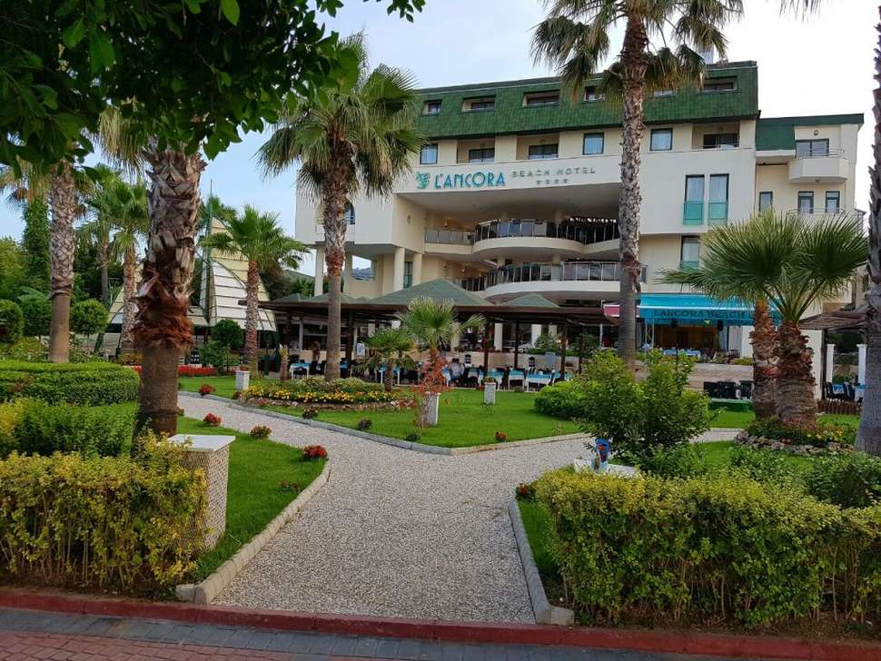 Een foto van het terras bij L'Ancora Beach
