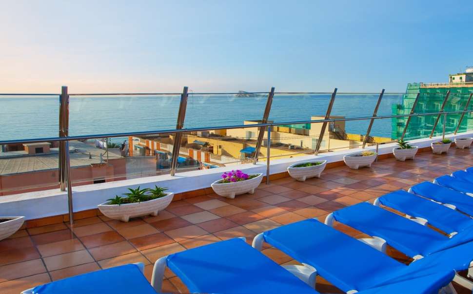 Een foto van het terras bij Hotel Avenida