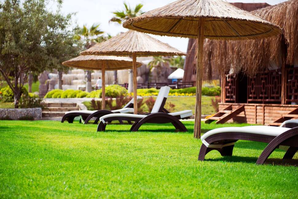 Een foto van het terras bij Flora Garden Beach Hotel