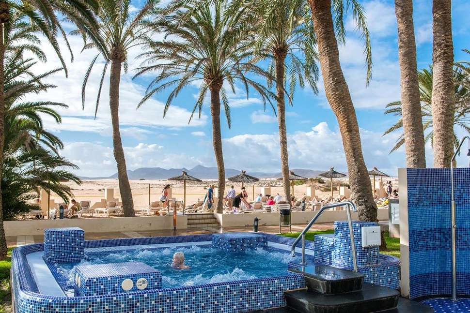 Een foto van het zwembad bij Riu Oliva Beach Resort