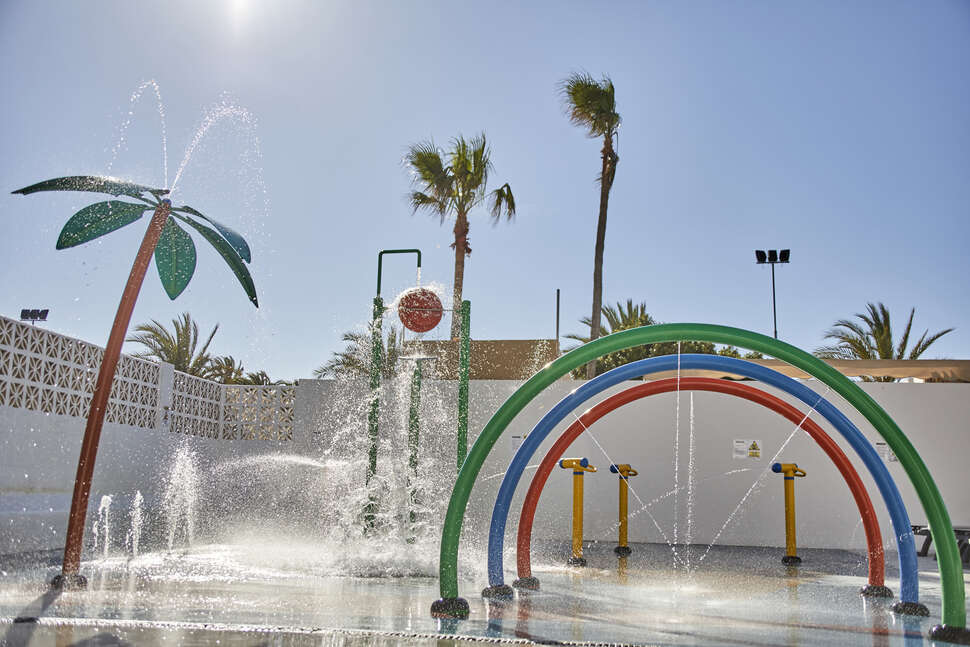 Een foto van het zwembad bij Hotel Ibersol Torremolinos Beach