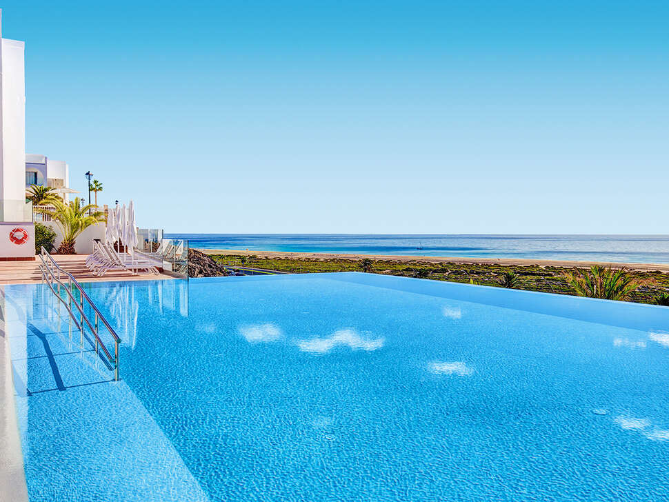 Een foto van het zwembad bij SBH Maxorata Resort