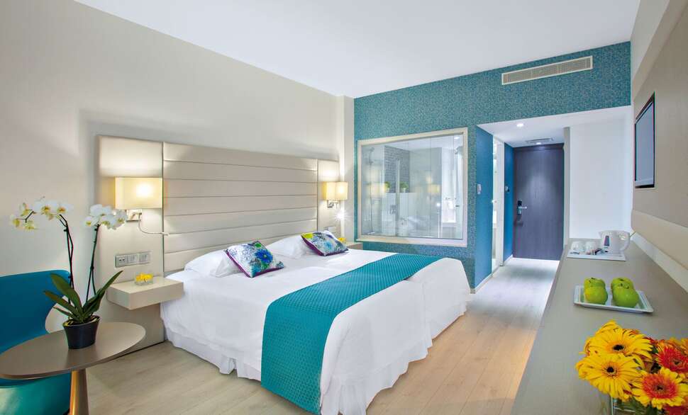 Ein Foto The King Evelthon Beach Hotel & Resort