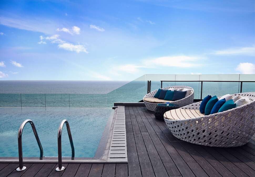 Een foto van het zwembad bij Radisson Hotel Colombo
