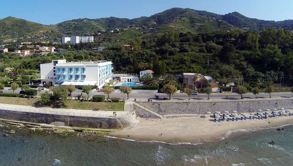 Ein Foto von der Außenansicht des Hotel Tourist Cefalu