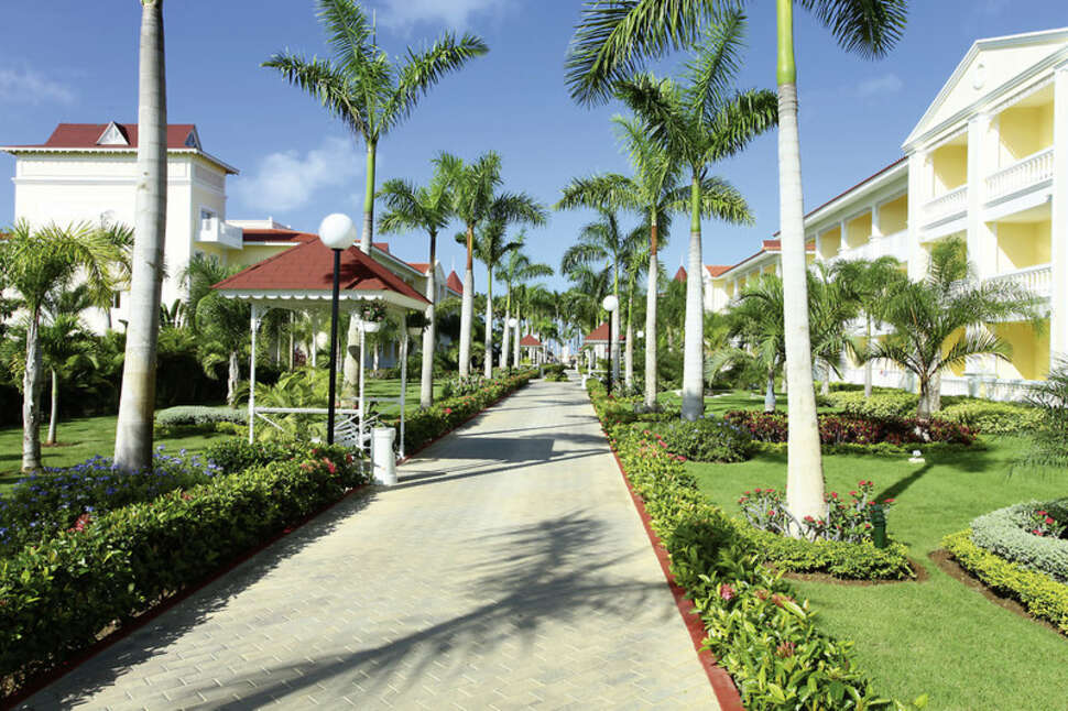 Een foto van het terras bij Luxury Bahia Principe Bouganville