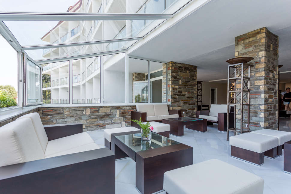 Een foto van het interieur van Alexander The Great Beach Hotel
