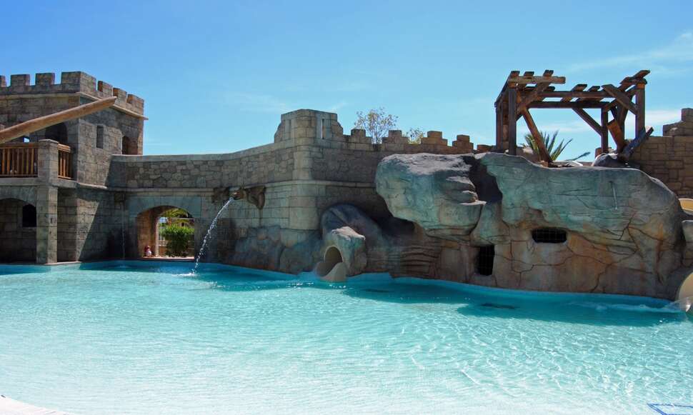 Ein Foto vom Pool im Pirates Village Apartments