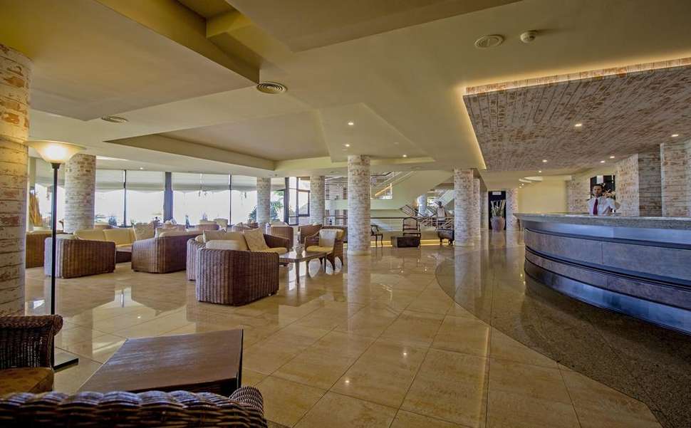 Een foto van het interieur van Calheta Beach