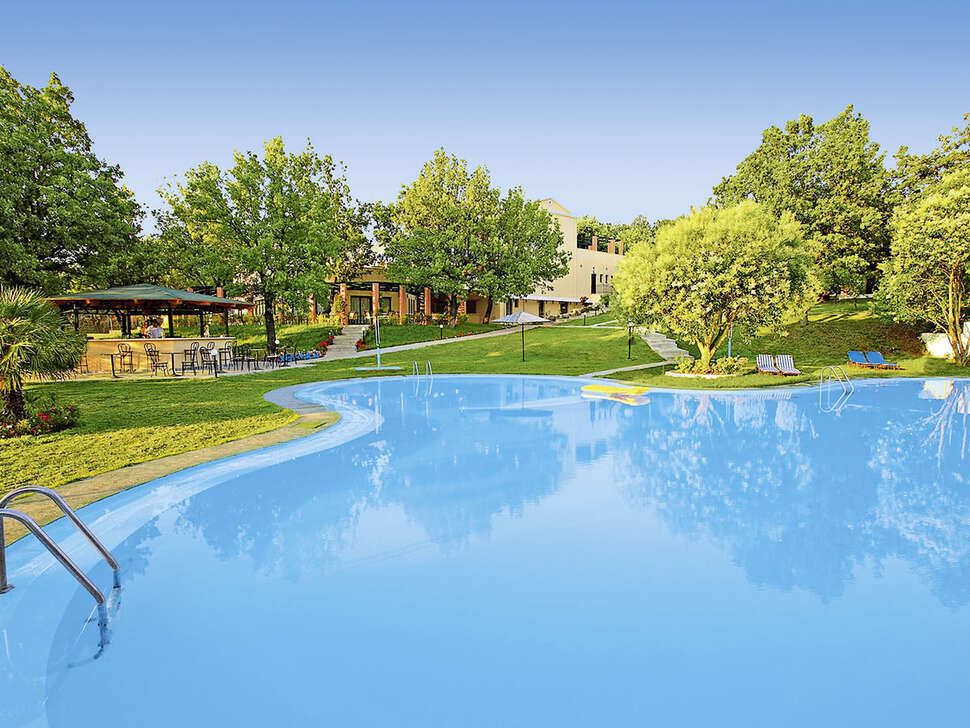 Een foto van het zwembad bij Century Resort Corfu