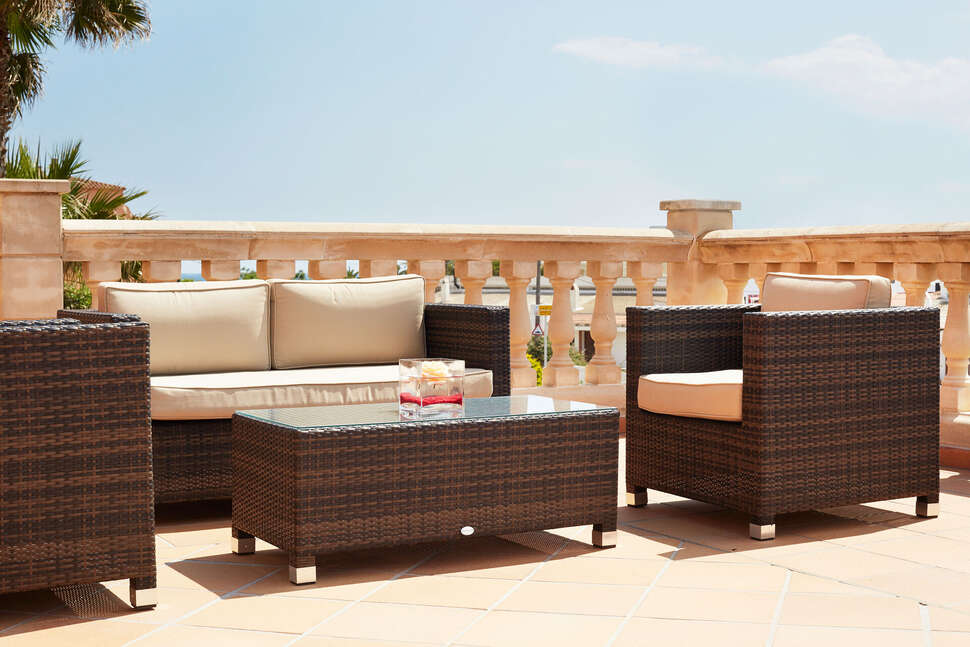 Een foto van het terras bij Grupotel Macarella Suites & Spa