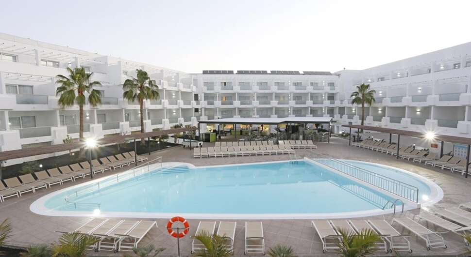 Een foto van het zwembad bij Sentido Aequora Lanzarote Suites