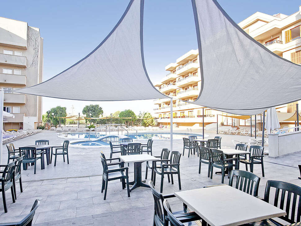 Een foto van het terras bij Bei Juan Playamar Hotel & Appartementen