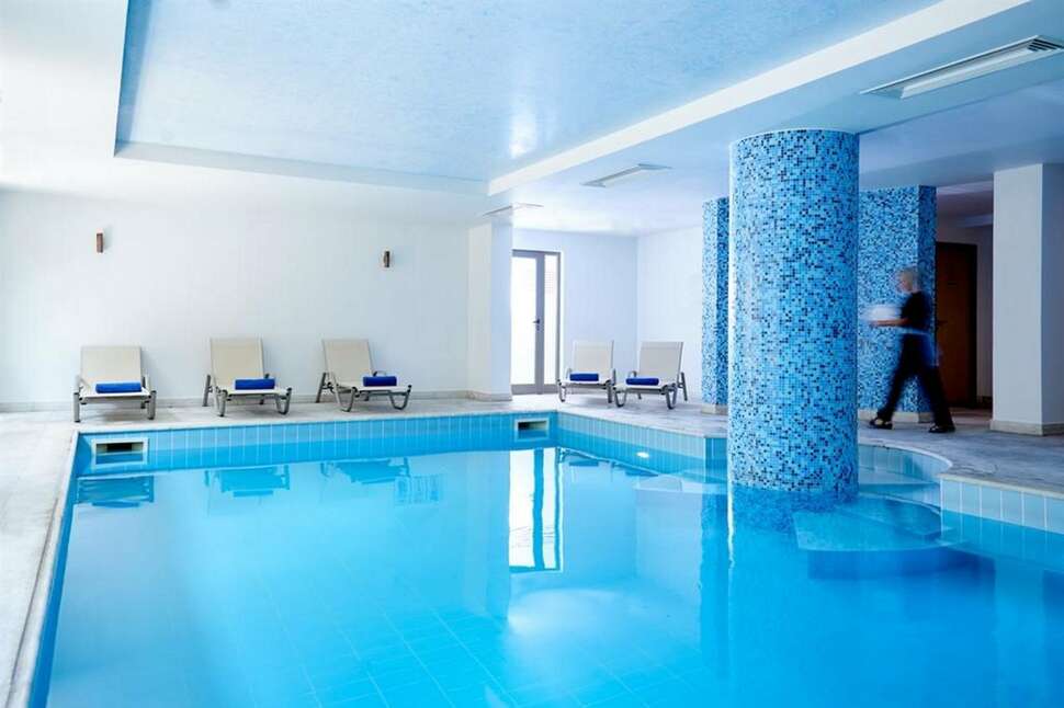 Een foto van het zwembad bij Village Heights Resort