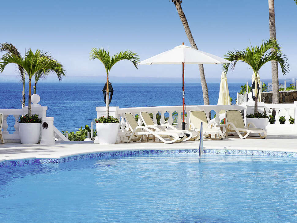 Een foto van het zwembad bij Luxury Bahia Principe Samana