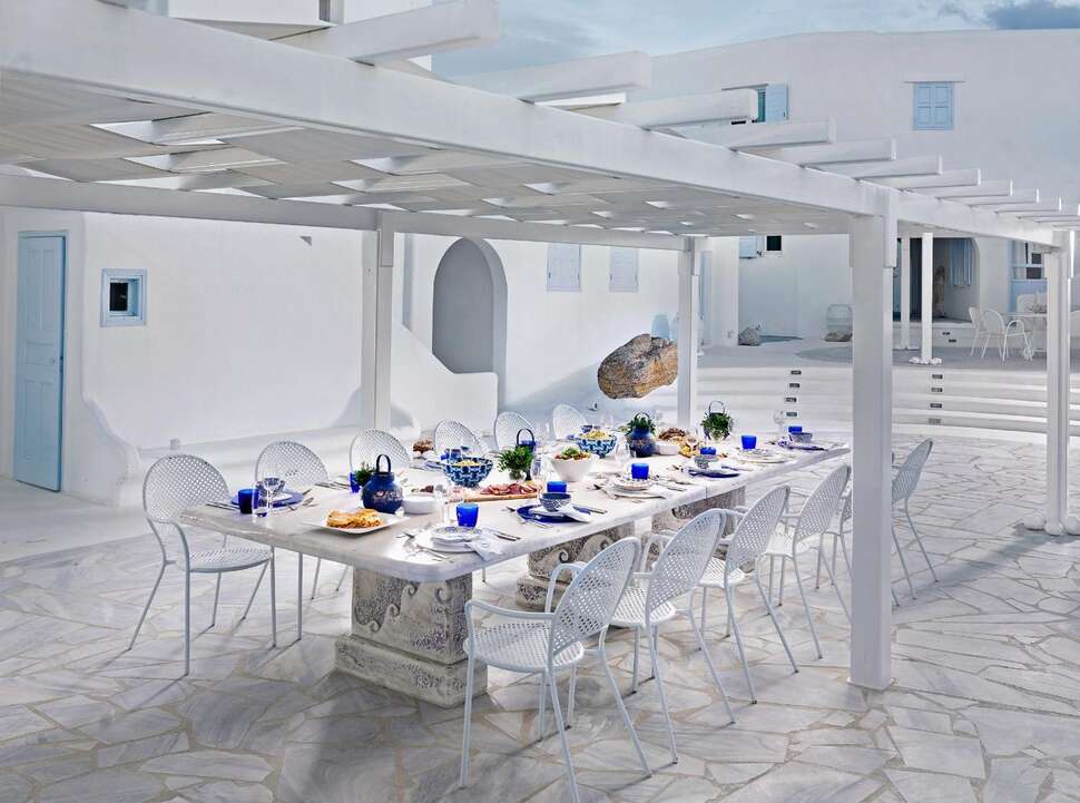 Een foto van het terras bij Mykonos Bay Hotel