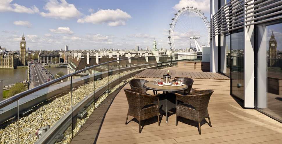 Een foto van het terras bij Park Plaza Westminster Bridge
