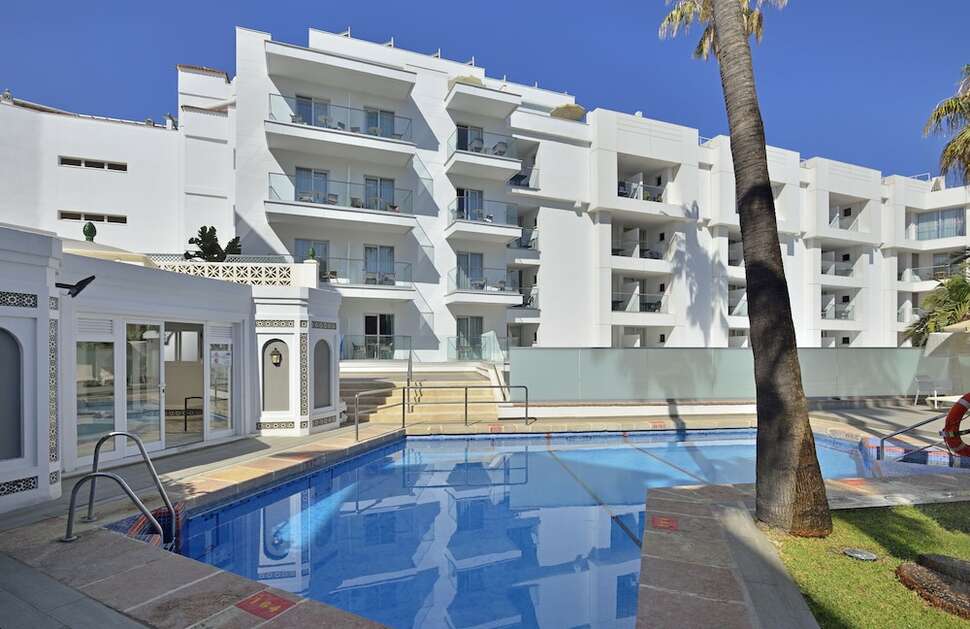 Een foto van het zwembad bij Sol Torremolinos Don Marco