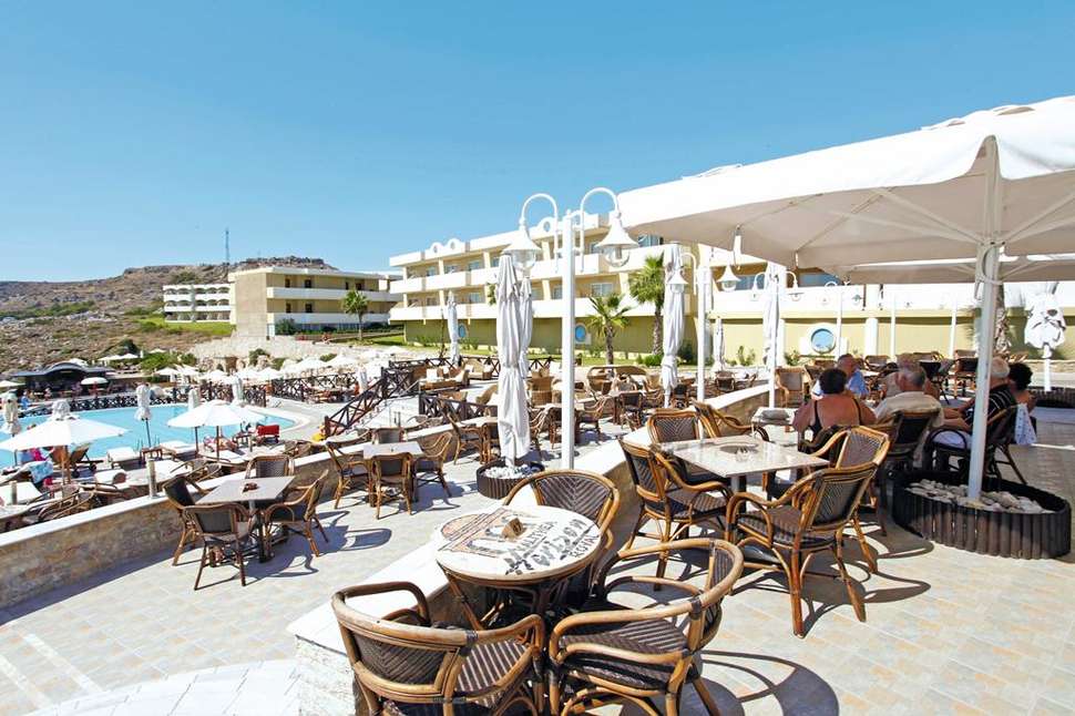 Een foto van het terras bij Kalithea Horizon Royal