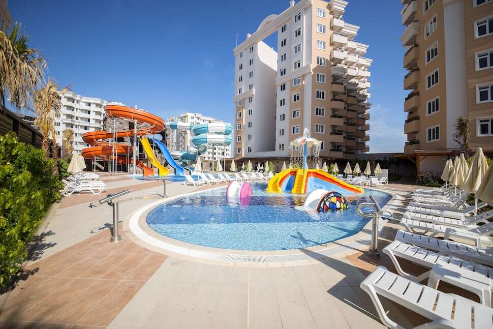 Een foto van het zwembad bij Ramada Resort by Wyndham Lara