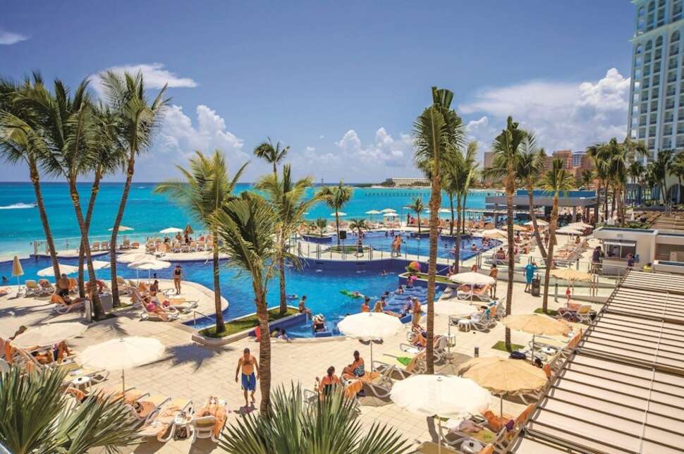 Een foto van het zwembad bij Riu Cancun