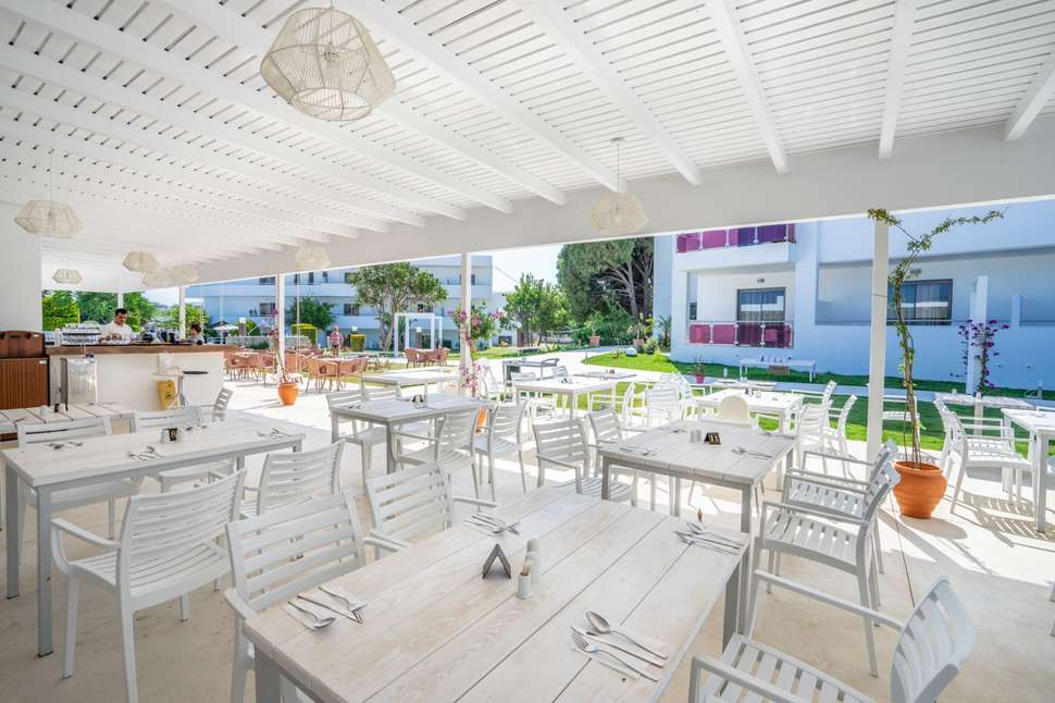 Een foto van het terras bij Stamos Hotel Faliraki
