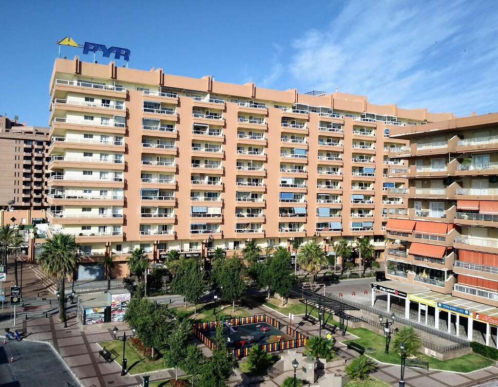 Een foto van de buitenkant van Hotel Pyr Fuengirola