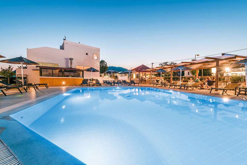 Een foto van het zwembad bij Belmare Hotel