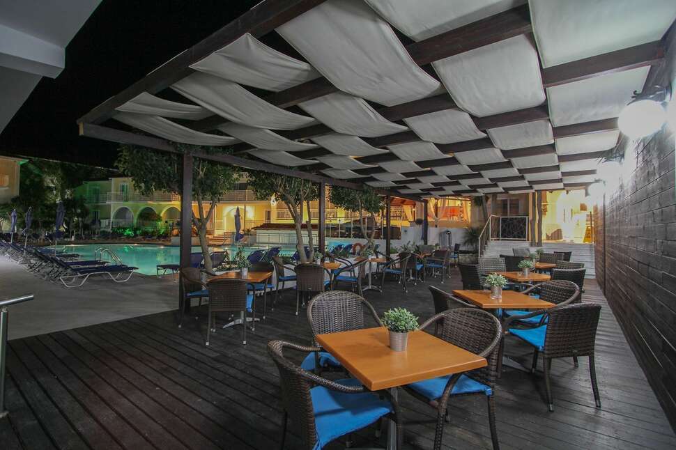 Een foto van het terras bij Diana Palace Hotel