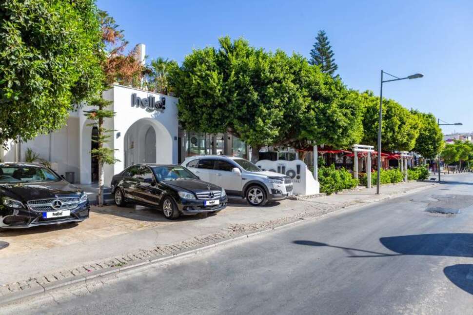 Een foto van de buitenkant van The Hello Hotel
