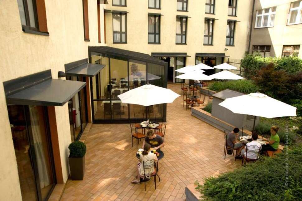 Een foto van het terras bij Hotel Roma