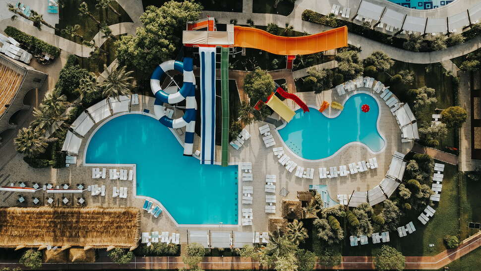 Een foto van het zwembad bij Saturn Palace Resort
