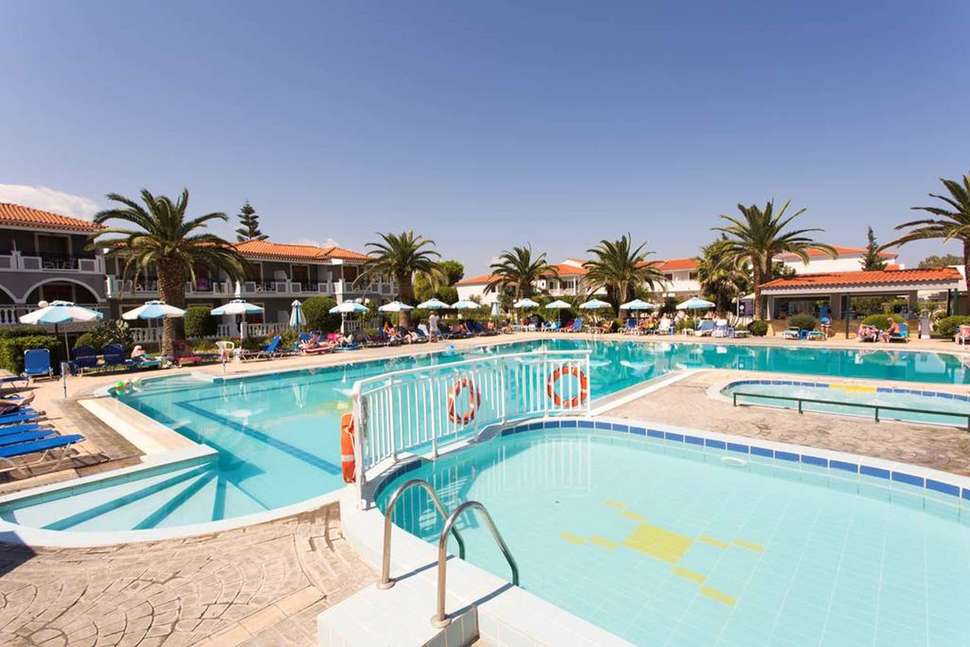 Een foto van het zwembad bij Golden Sun Hotel