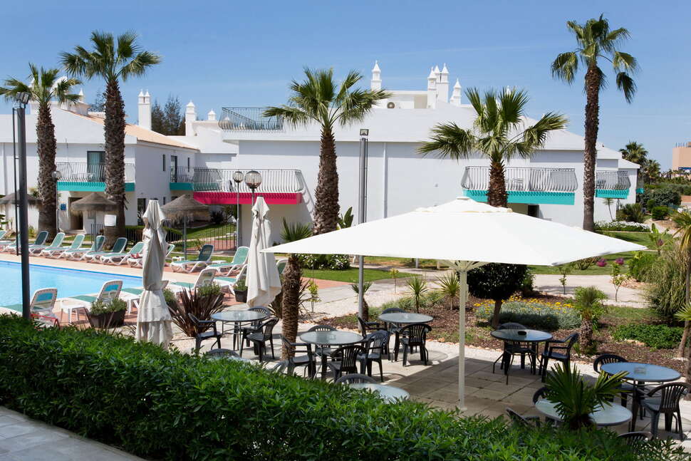 Een foto van het terras bij Bayside Salgados Appartementen