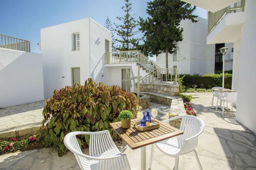 Een foto van het terras bij Leonardo Plaza Cypria Maris Beach Hotel & Spa