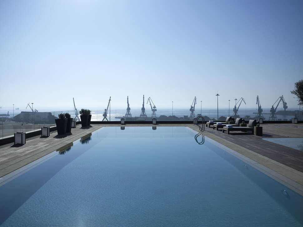 Een foto van het zwembad bij The Met Hotel