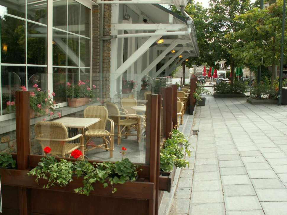 Een foto van het terras bij Hotel Au Lit des Ours
