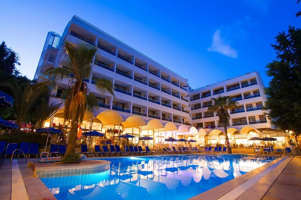 Een foto van het zwembad bij Hotel Kaya Maris