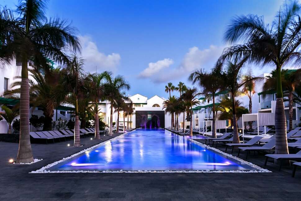 Een foto van het zwembad bij Barcelo Teguise Beach