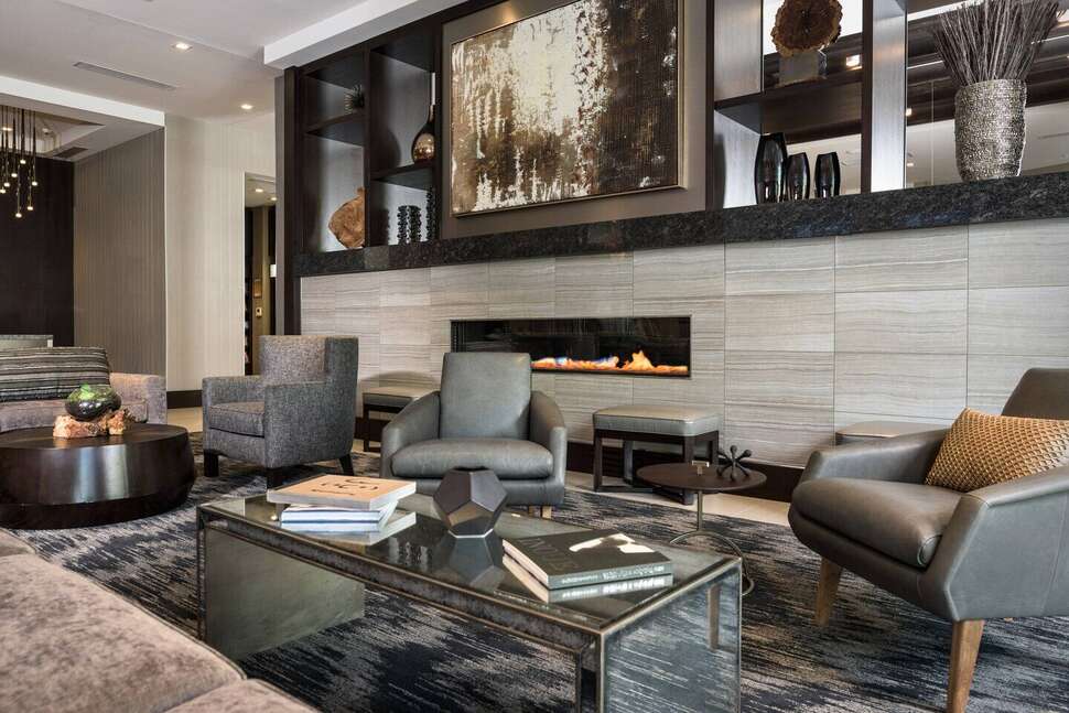Een foto van het interieur van Courtyard by Marriott Edgewater NYC Area