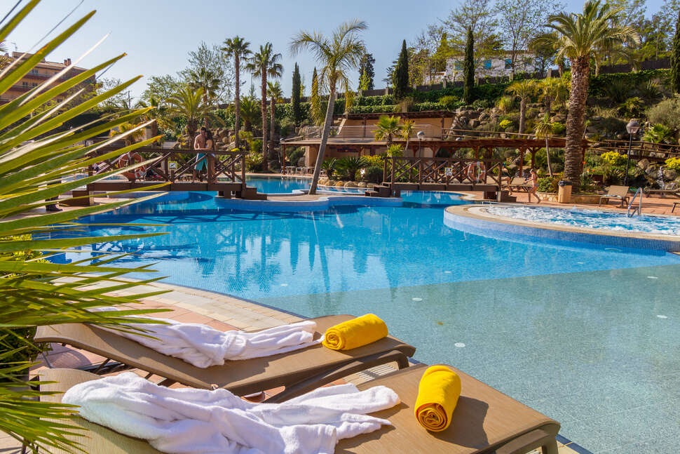 Ein Foto vom Pool im Golden Bahia de Tossa & Spa