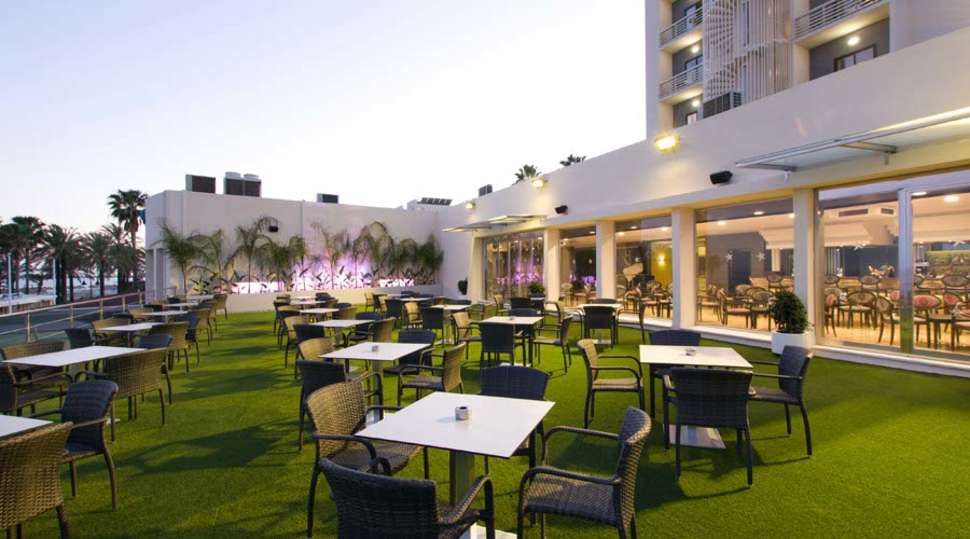 Een foto van het terras bij Hotel Pez Espada