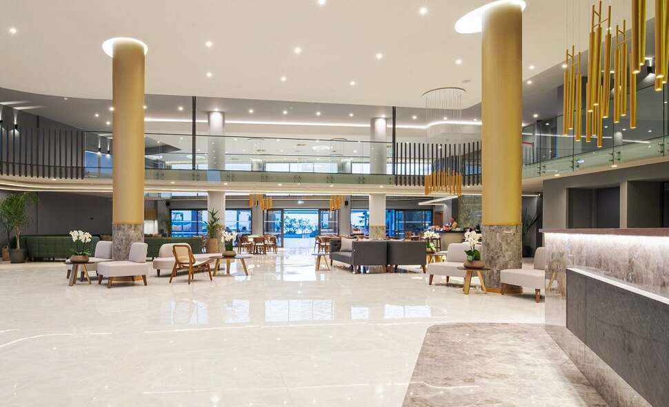 Een foto van het interieur van Portes Lithos Luxury Resort