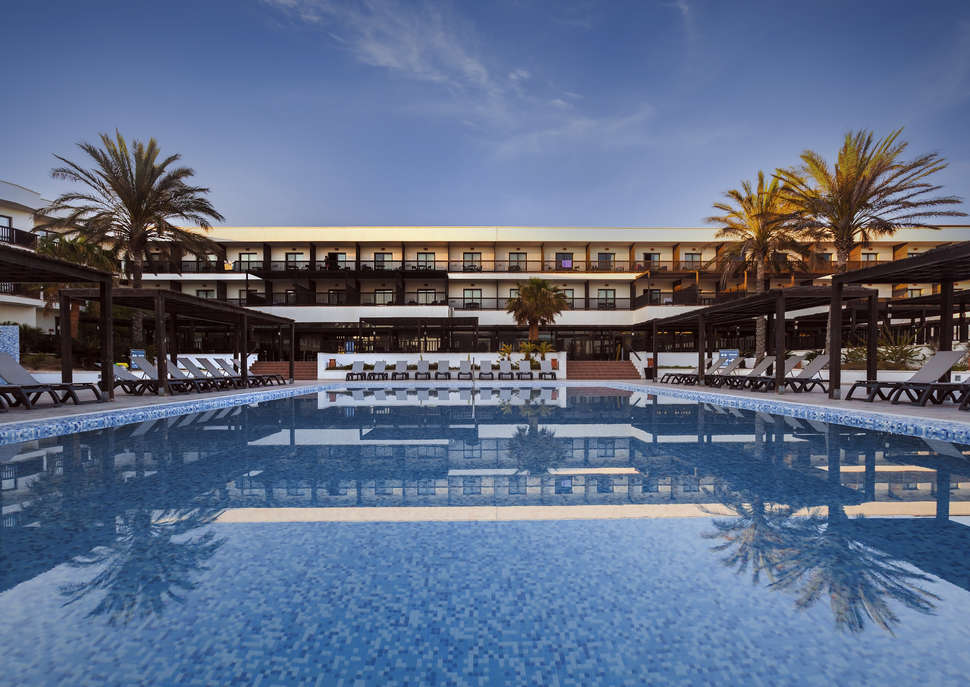 Een foto van het zwembad bij Barcelo Cabo de Gata