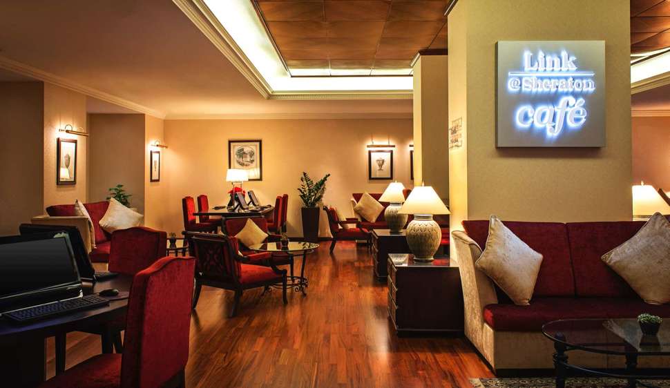 Een foto van het interieur van Grand Excelsior Deira