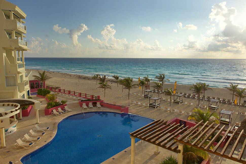 Een foto van het zwembad bij NYX Cancun