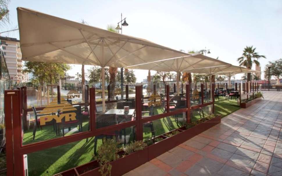 Een foto van het terras bij Hotel Pyr Fuengirola