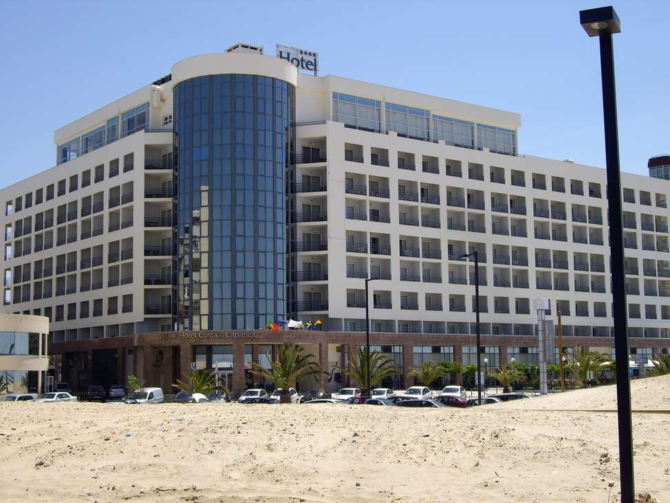 Een foto van de buitenkant van Tryp by Wyndham Lisboa Caparica Mar Hotel